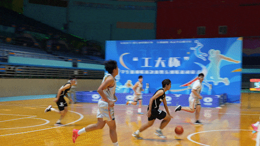 比赛中双方你来我往，胜负难分