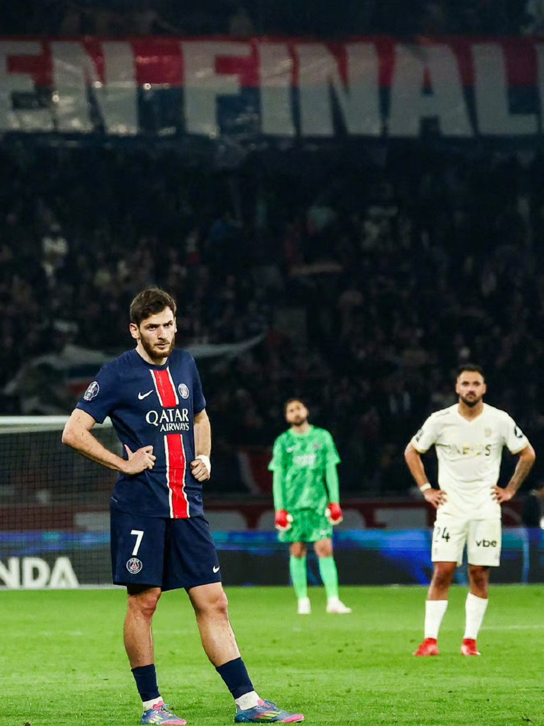 巴黎圣日耳曼再遭主帅批评，球员表现岌岌可危