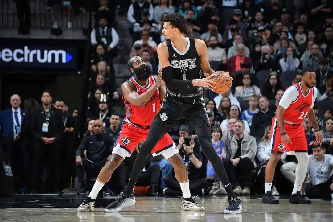 快船主场力克马刺，顶哥砍下分