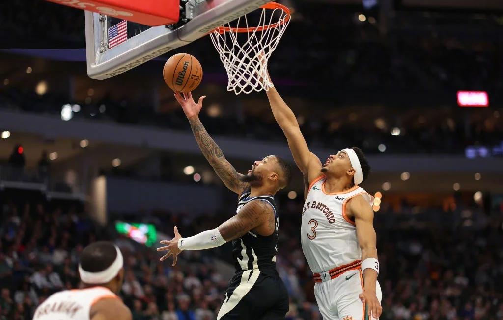 开拓者击败马刺，利拉德上演爆发砍下30+得分