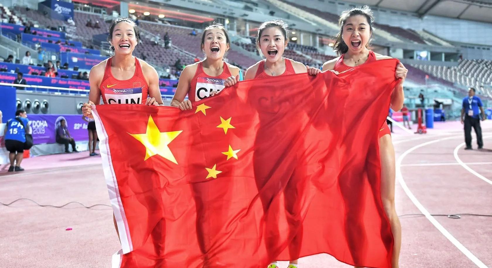 女子400米接力赛场上惊心动魄，中国小组夺银