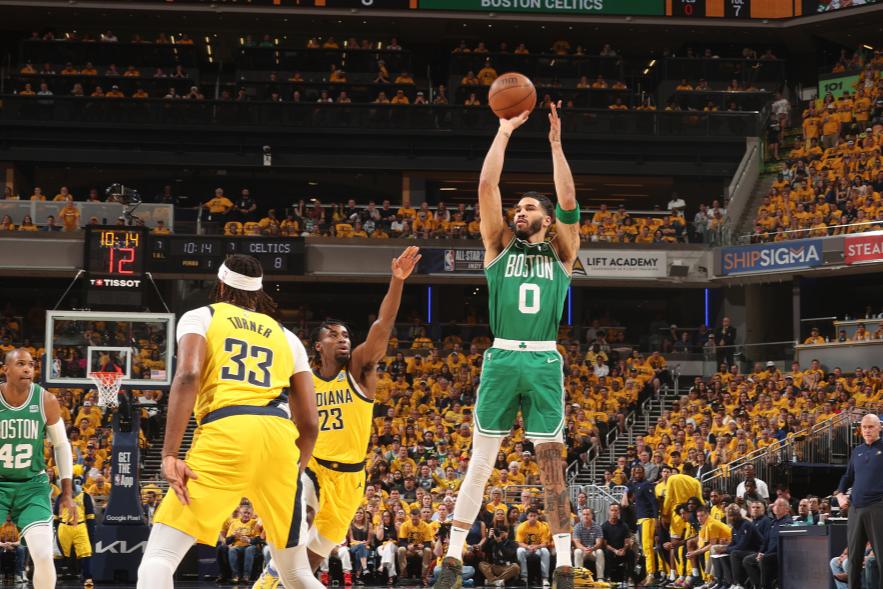 开云体育官方网站-凯尔特人队稳定发挥，主场逆转击败对手