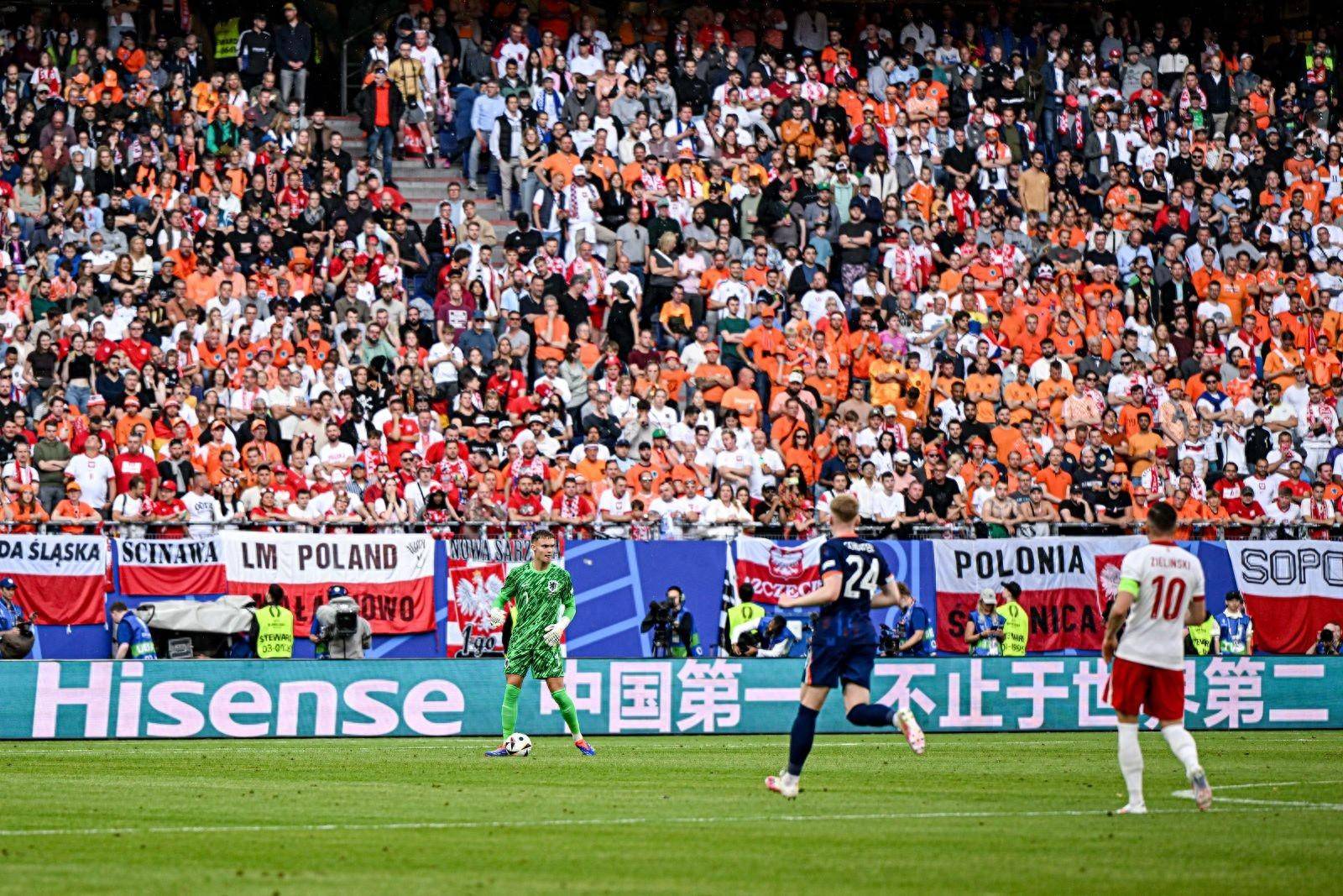 包含荷兰逆转乌克兰，晋级欧洲杯预选赛淘汰赛的词条