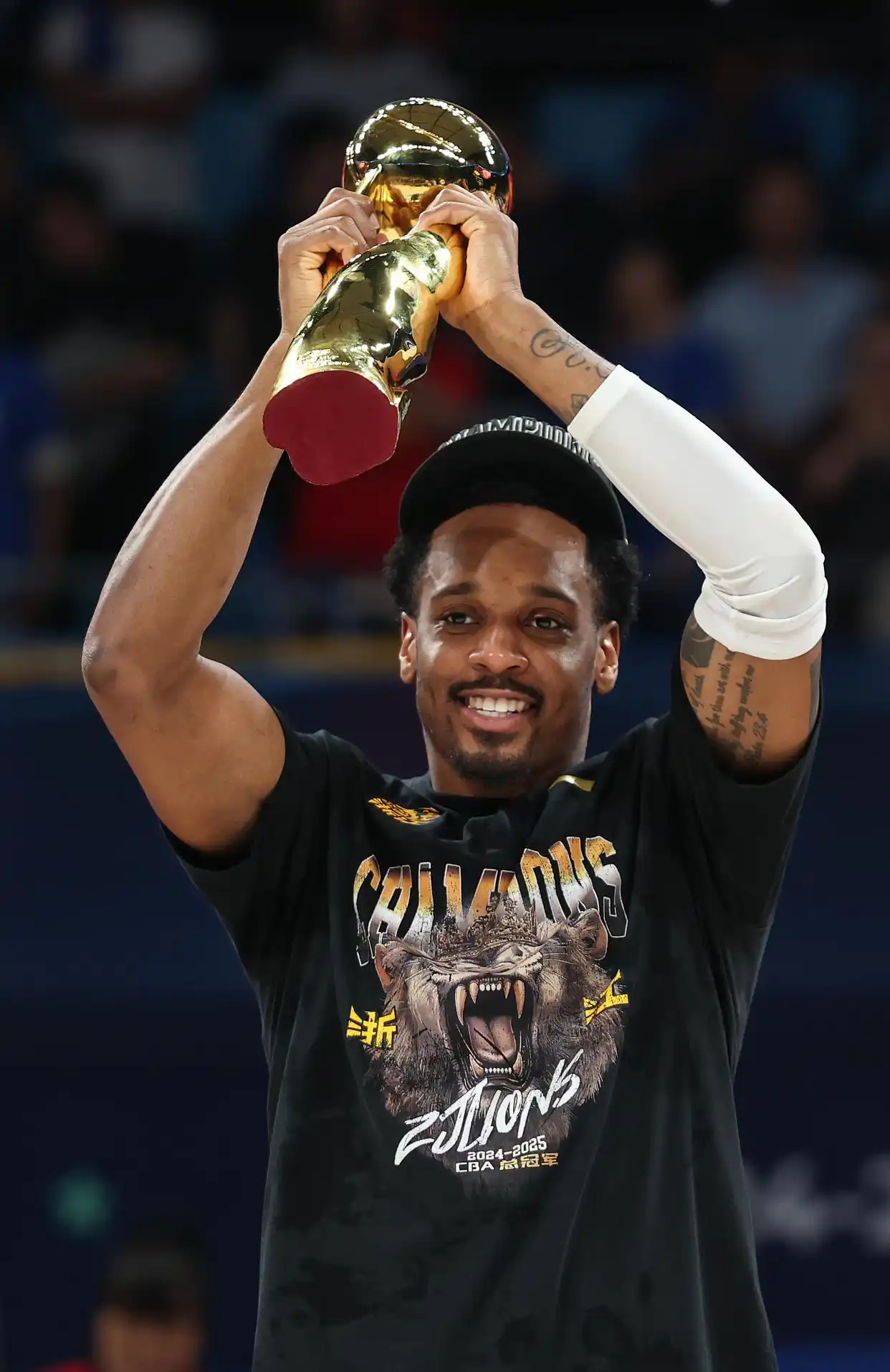 男子篮球冠军夺冠，实力雄厚