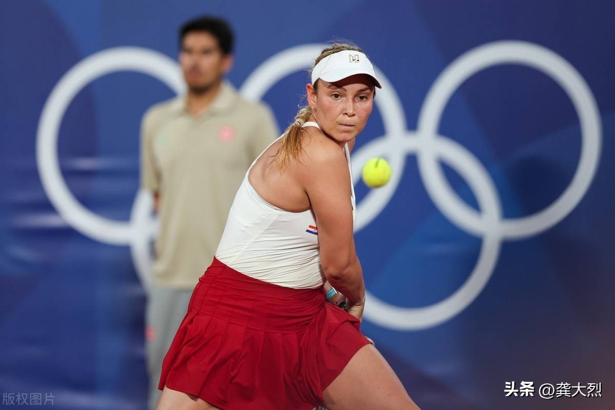 俄罗斯运动员在举重比赛中夺冠