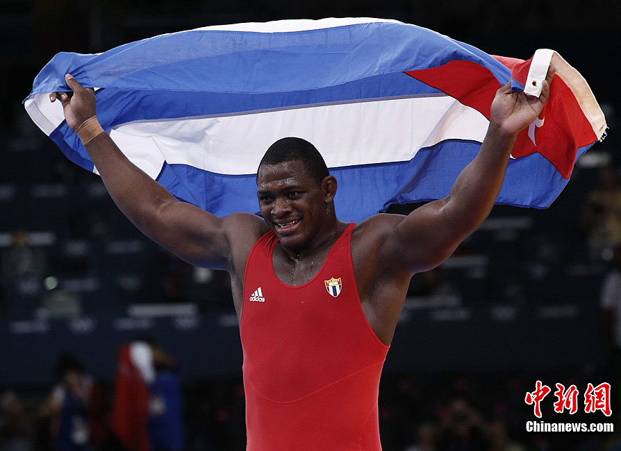 俄罗斯运动员在举重比赛中夺冠