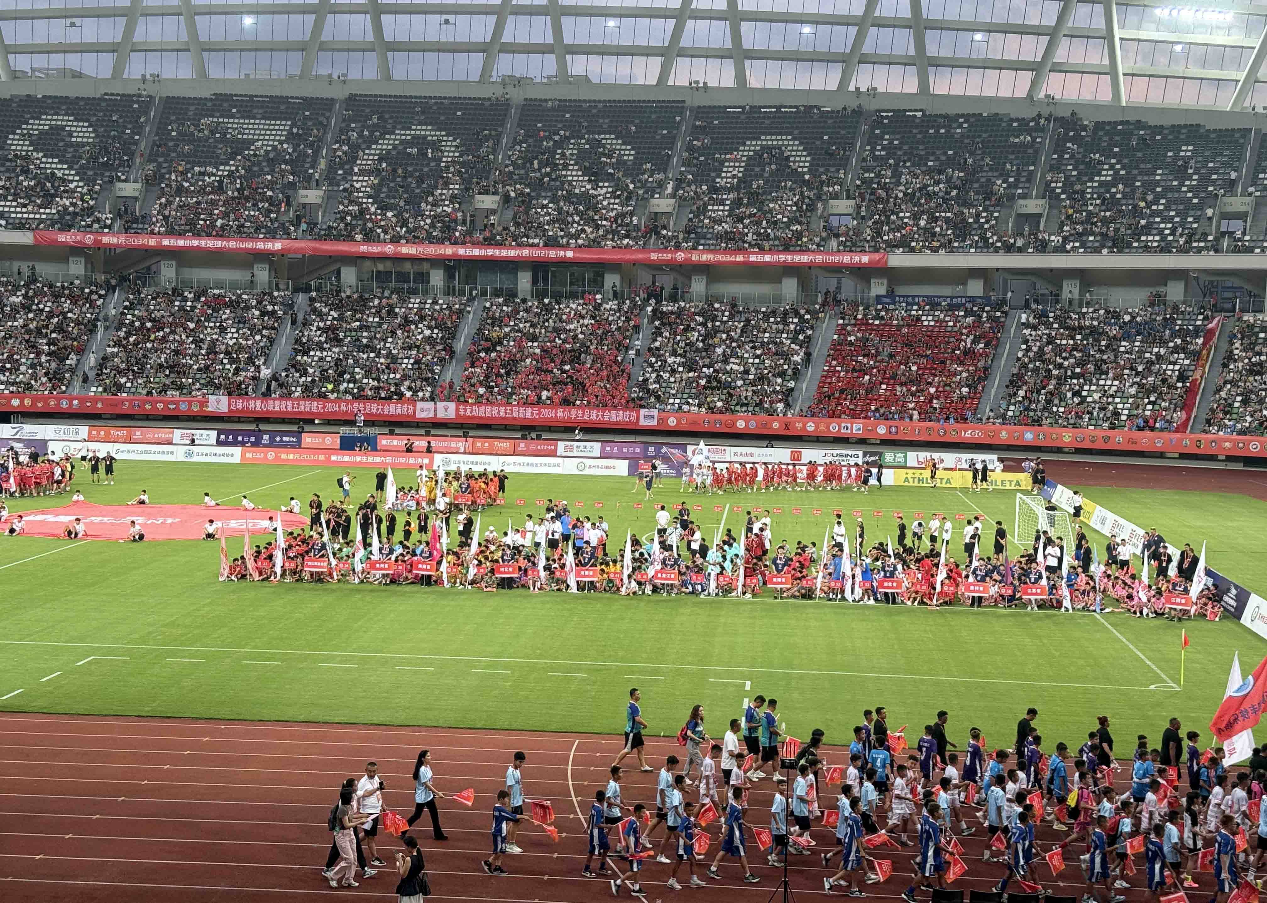 足球女队比拼实力赛场精彩纷呈