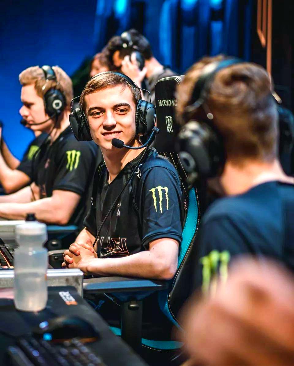 开云下载-FNC横扫PSG，CoreJJ关键团战开团秒人强强对话全球总决赛，引爆全场热议的简单介绍