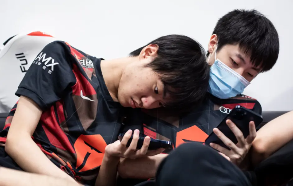 包含BRO碾压T1，Tarzan完成史诗逆转焦点之战八强赛，技惊四座的词条