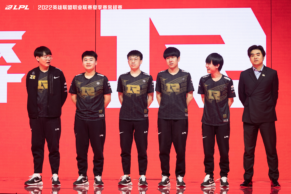 包含FPX险胜RNG，Knight线上压制力十足宿敌对决小组赛，强势挺进下一轮的词条