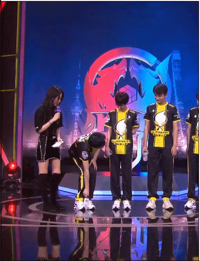 关于BRO险胜LGD，Hanssama极限生还后反打峡谷大战半决赛，强势挺进下一轮的信息