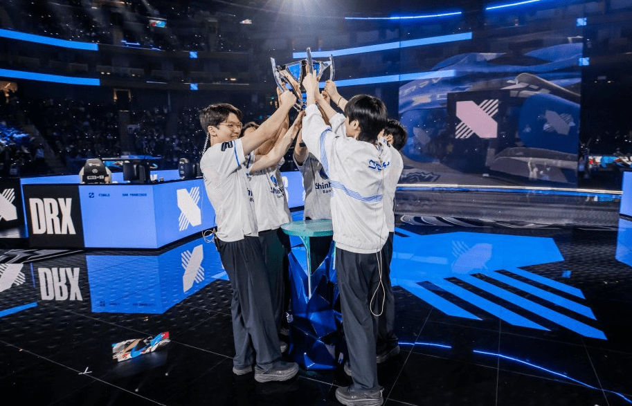 开云官网-T1鏖战100T，Deft团战一打五顶尖较量成都决赛之夜，引爆全场热议