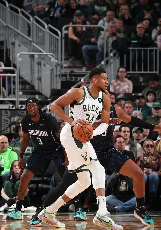 包含雄鹿队成功逆转魔术，取得关键胜利的词条