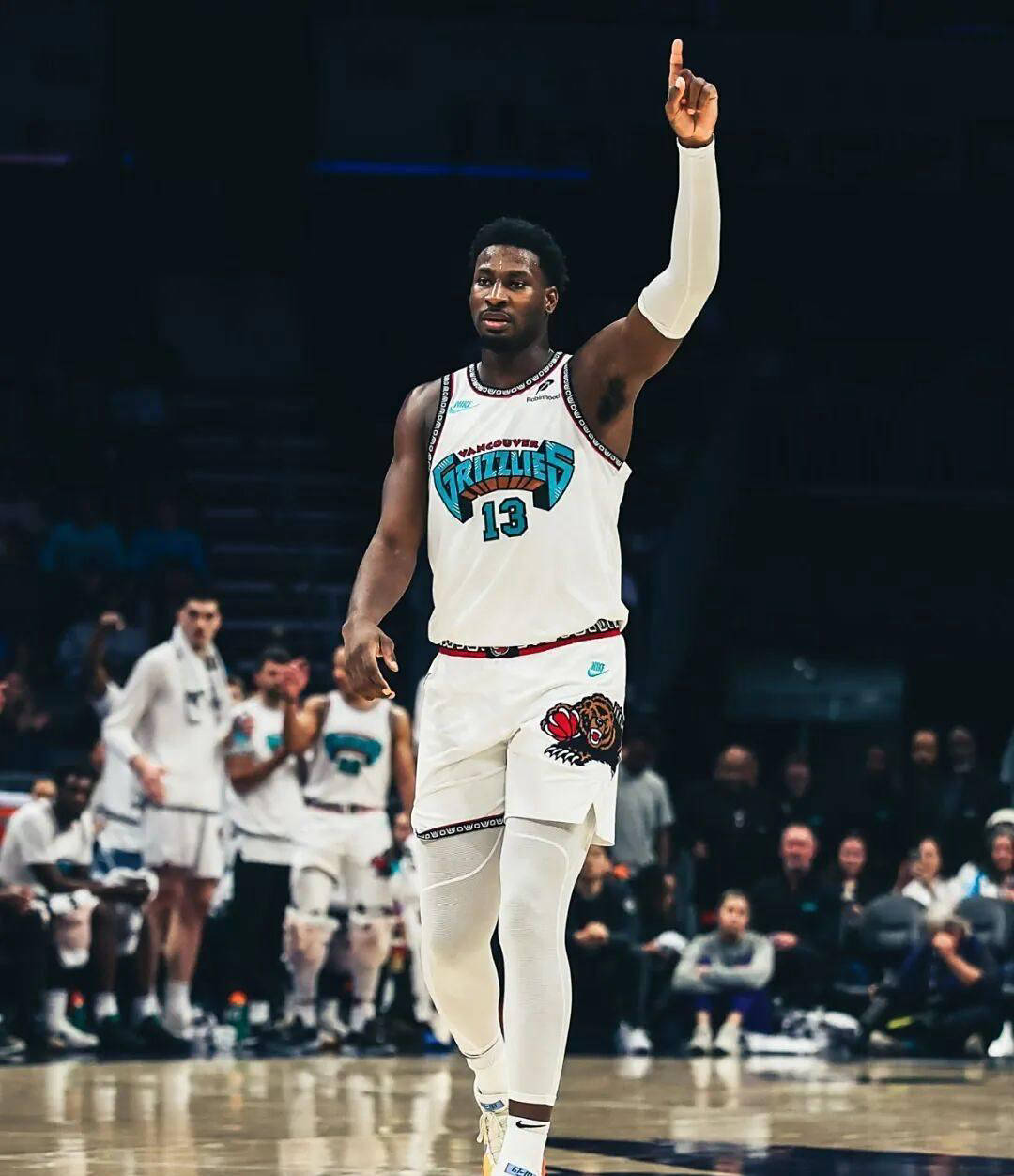 包含开拓者队中场受伤，球队内线稀缺的词条