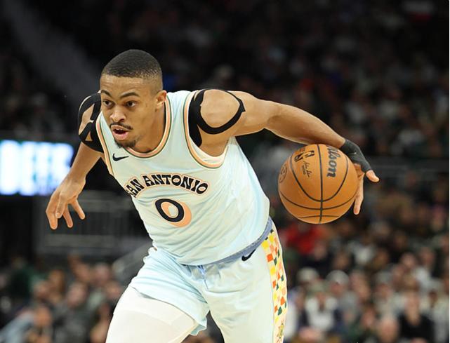 雄鹿胜马刺，字母哥砍下高分震撼球场