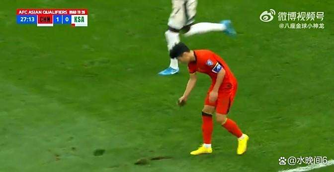 武磊率领国足英雄联盟擒敌晋级，引发球迷热议